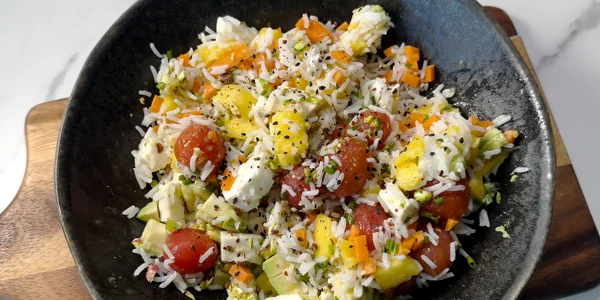 Ensalada de arroz con mango, mozzarella y vinagreta de naranja: explosión de sabor