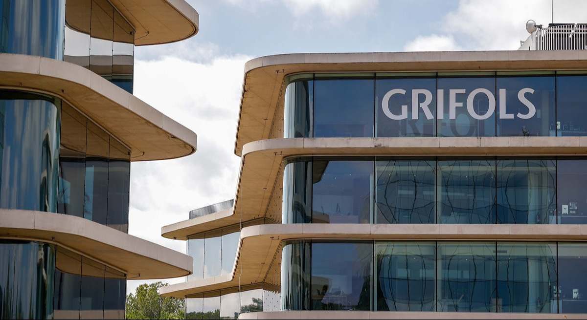 Grifols anuncia ajustes contables entre colaboraciones y adquisiciones